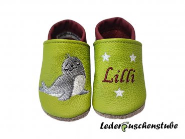 Lederpuschen hellgrün-bordeauxe mit Namen links bordeauxe und Sterne weiß; links Robbe steingrau-weiß